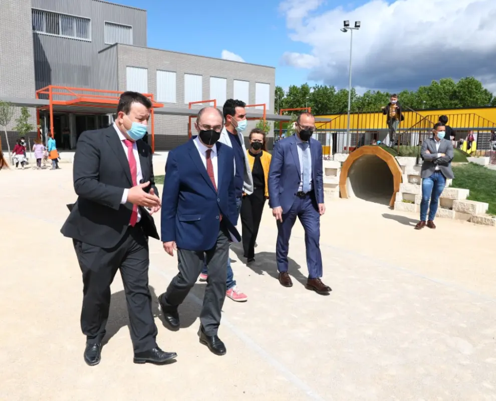 El Presidente de Aragón, Javier Lambán, visita el colegio de Odón de Buen en Zuera, que ha estrenado este curso un nuevo edificio de Primaria, acompañado por el consejero de Educación, Felipe Faci