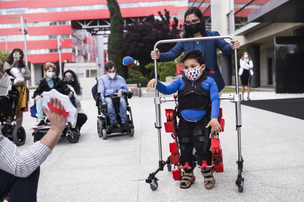 Víctor Millo, un paciente pediátrico de 6 años que ha realizado una demostración del exoesqueleto