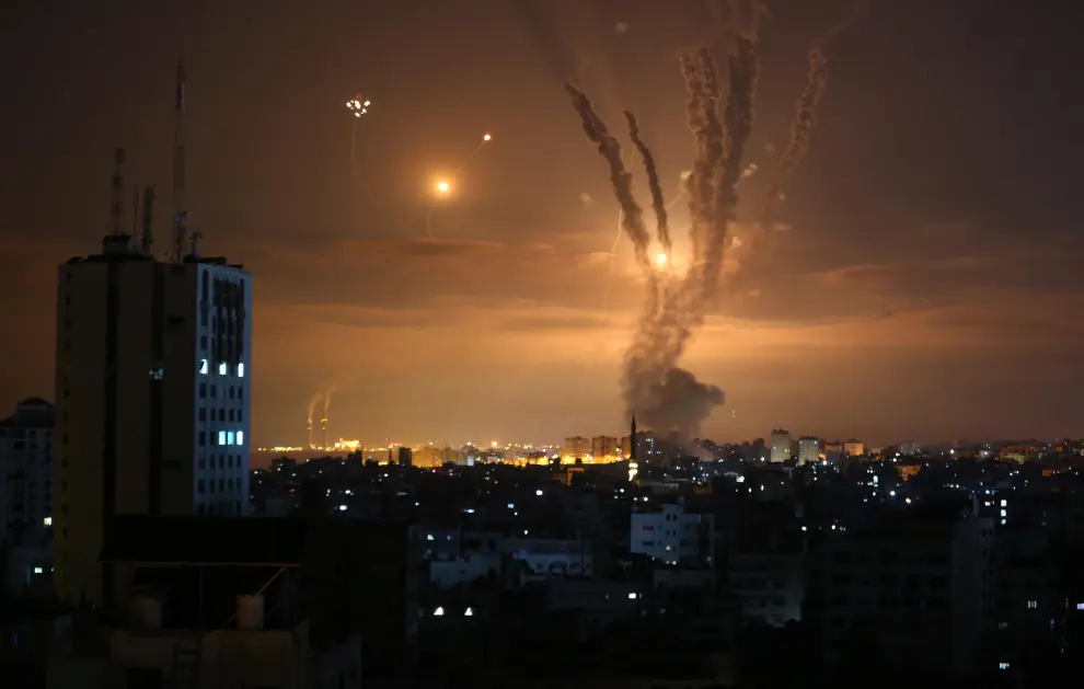 Smoke and flame rise as hostilities between Israel and Hamas escalate, in Gaza May 13, 2021. REUTERS/Ibraheem Abu Mustafa[[[REUTERS VOCENTO]]] ISRAEL-PALESTINIANS/