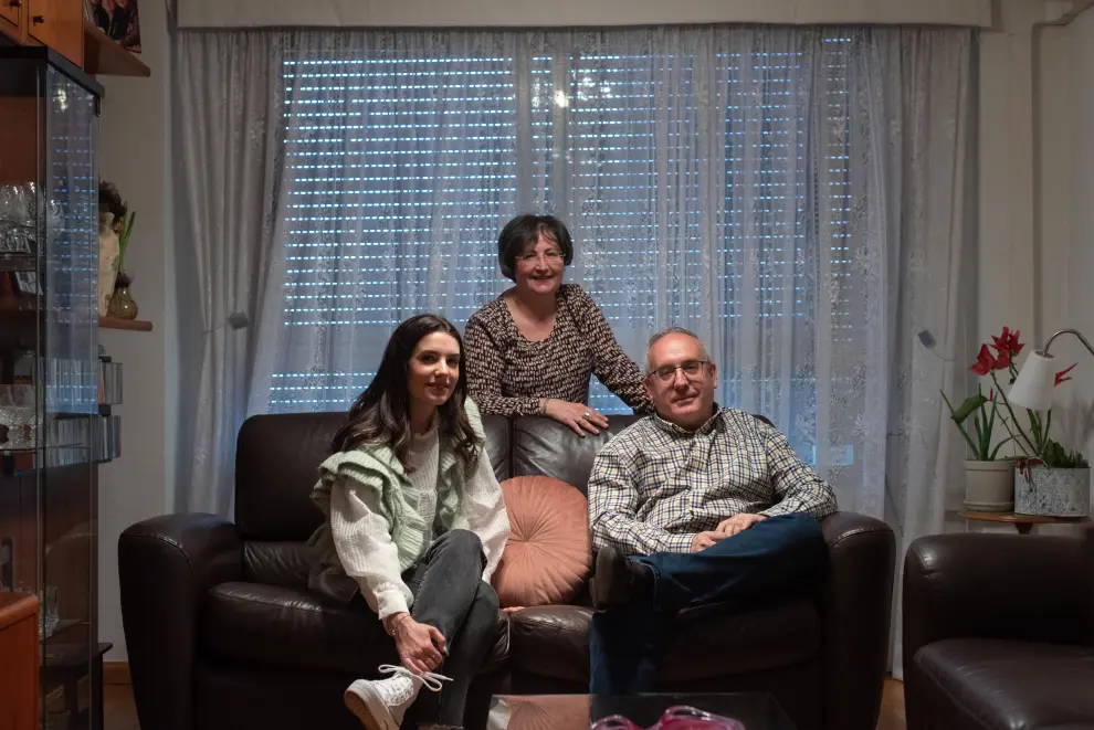 Foto de la familia Ferrer Magdalena, en su piso del barrio de La Almozara de Zaragoza