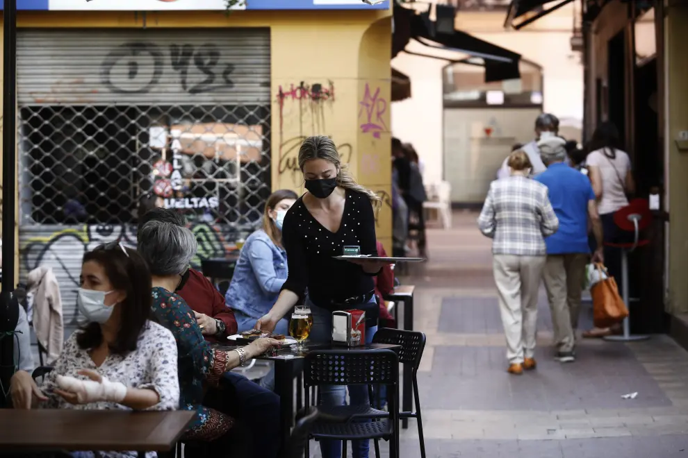 Reparto de mascarillas por las terrazas del Tubo, una iniciativa de la asociación de comerciantes y hosteleros de la zona.