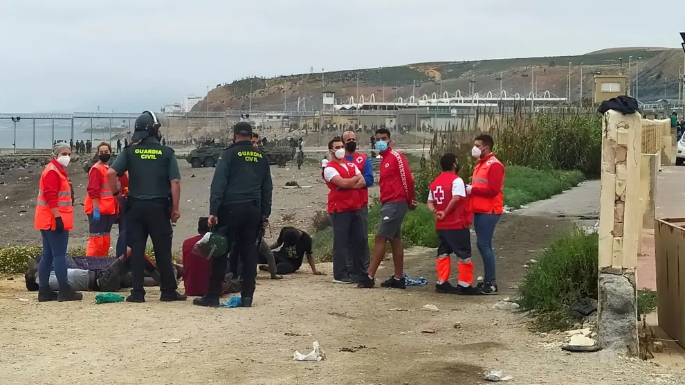 El Ejército de tierra se despliega en Ceuta ante la llegada masiva de migrantes.