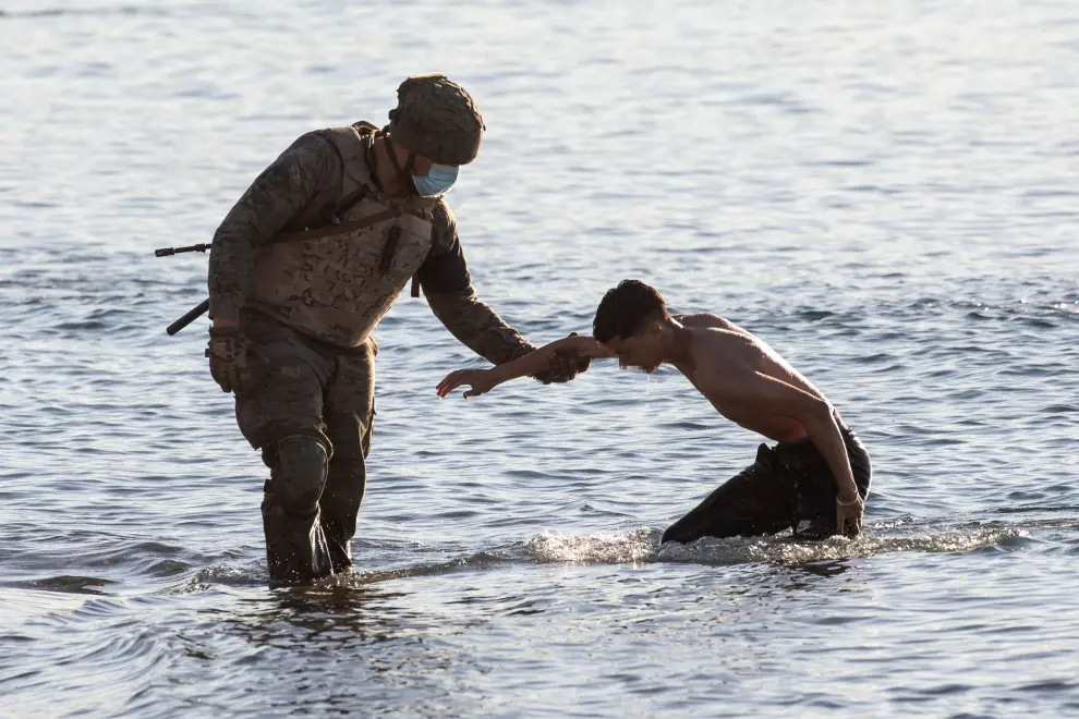 Un militar español ayuda a un joven marroquí