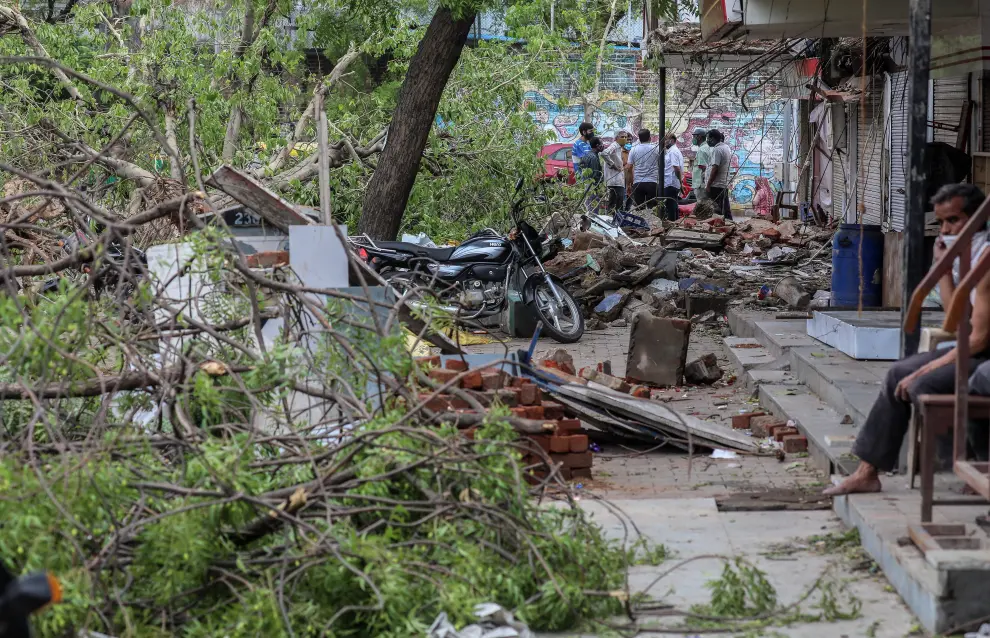 Ahmedabad (India), 19/05/2021.- An uprooted tree is seen on a roadside after cyclone Tauktae hit in Ahmedabad, Gujarat, India, 19 May 2021. A powerful cyclone that hit the western coast of India has killed at least 17 people, officials said on 18 May. The intensity of the cyclone Tauktae weakened hours after it made landfall, bringing heavy rains and gusty winds in the western state of Gujarat and its adjoining regions. EFE/EPA/DIVYAKANT SOLANKI Cyclone Tauktae hits Ahmedabad