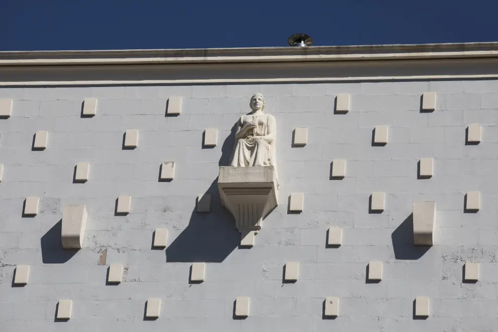 Estatua del edificio de La Equitativa, en el paseo de la Independencia de Zaragoza.