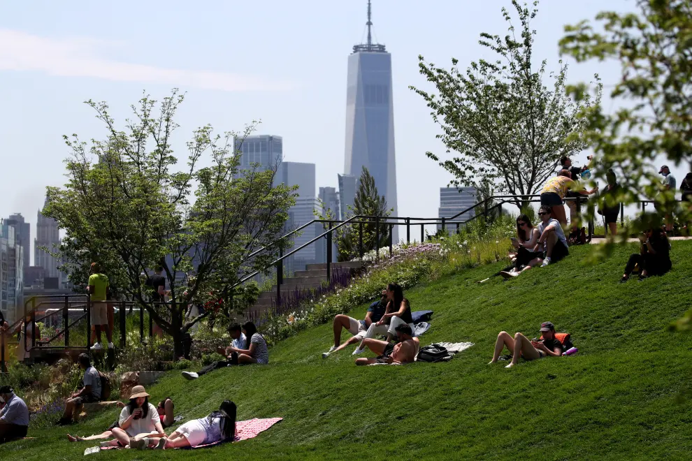 People visit Little Island Park, almost three acres of new public park space which sits on stilts over the Hudson River and the remnants of Pier 54 in the larger Hudson River Park, on Manhattans West Side, during the parks opening day in New York City, New York, U.S., May 21, 2021. REUTERS/Mike Segar[[[REUTERS VOCENTO]]] NEW YORK-PARK/LITTLE ISLAND