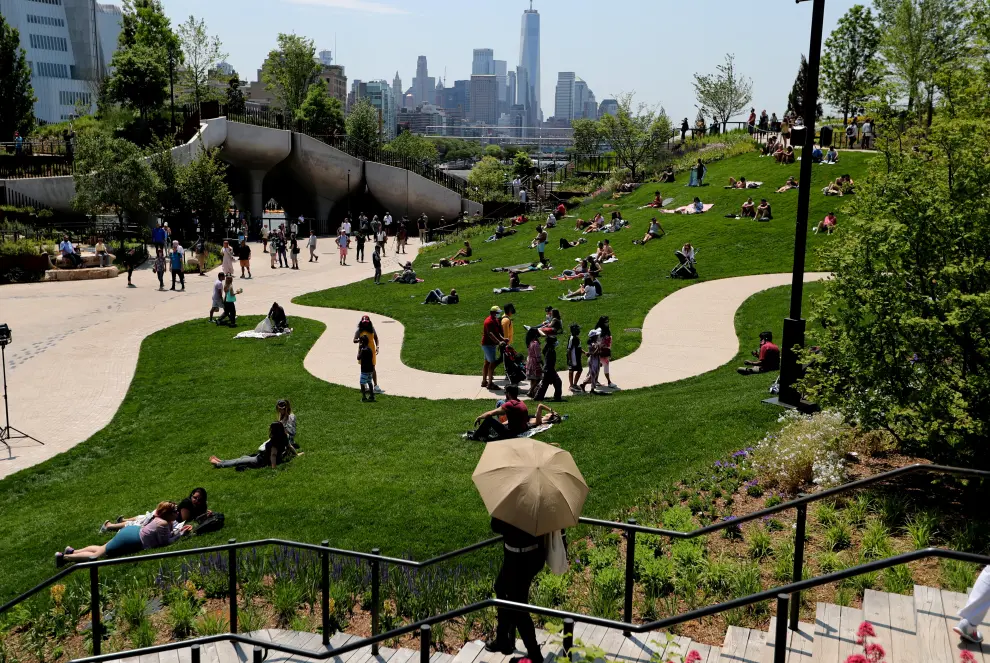 People visit Little Island Park, almost three acres of new public park space which sits on stilts over the Hudson River and the remnants of Pier 54 in the larger Hudson River Park, on Manhattans West Side, during the parks opening day in New York City, New York, U.S., May 21, 2021. REUTERS/Mike Segar[[[REUTERS VOCENTO]]] NEW YORK-PARK/LITTLE ISLAND