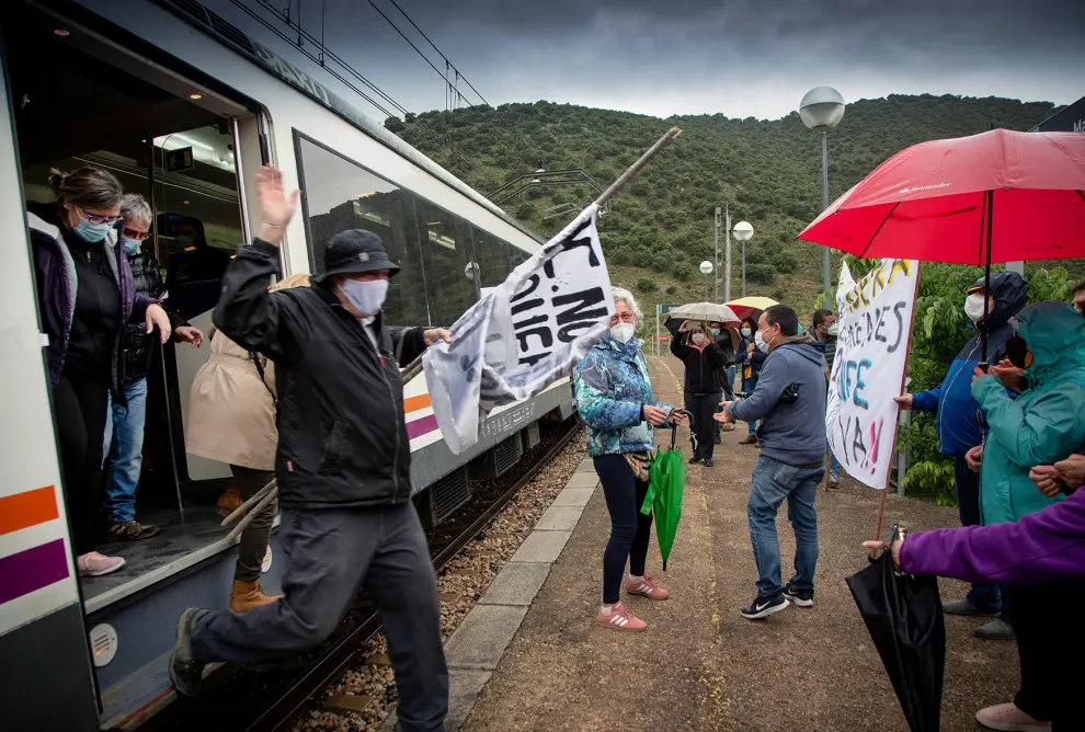 Nuevas protestas en los andenes aragoneses para reivindicar los trenes regionales.