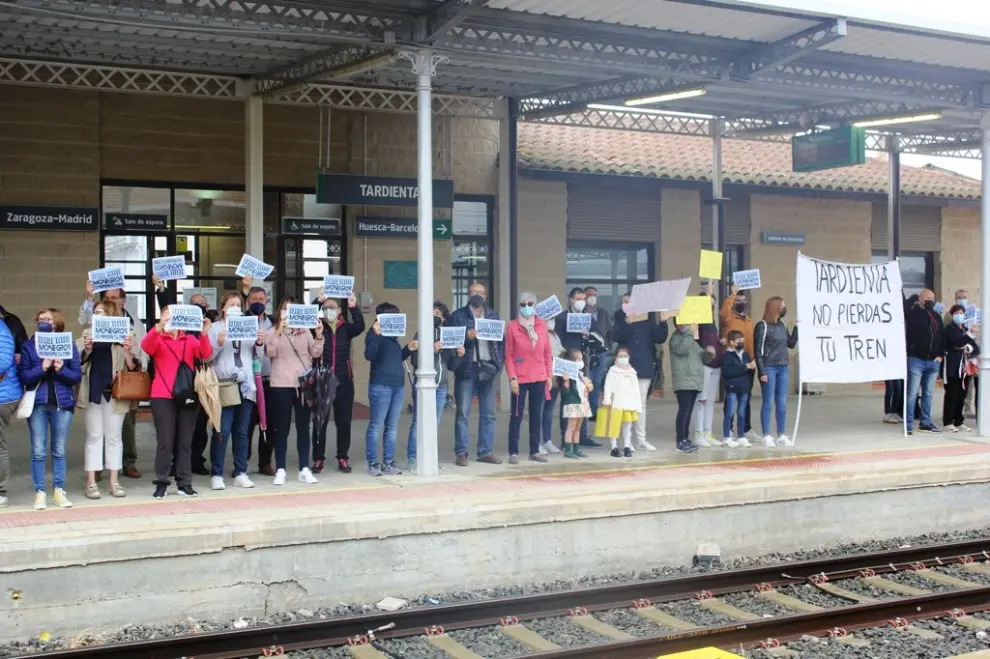 Protestas en los andenes aragoneses para reivindicar los trenes regionales