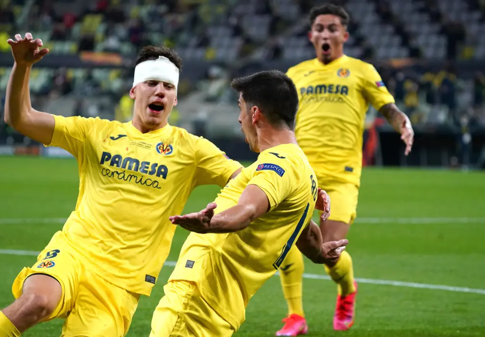 Gdansk (Poland), 26/05/2021.- Gerard Moreno (C) of Villarreal celebrates with teammates Juan Foyth (R) and Yeremi Pino (L) after scoring the opening goal during the UEFA Europa League final soccer match between Villarreal CF and Manchester United in Gdansk, Poland, 26 May 2021. (Polonia) EFE/EPA/Michael Sohn / POOL Villarreal CF vs Manchester United