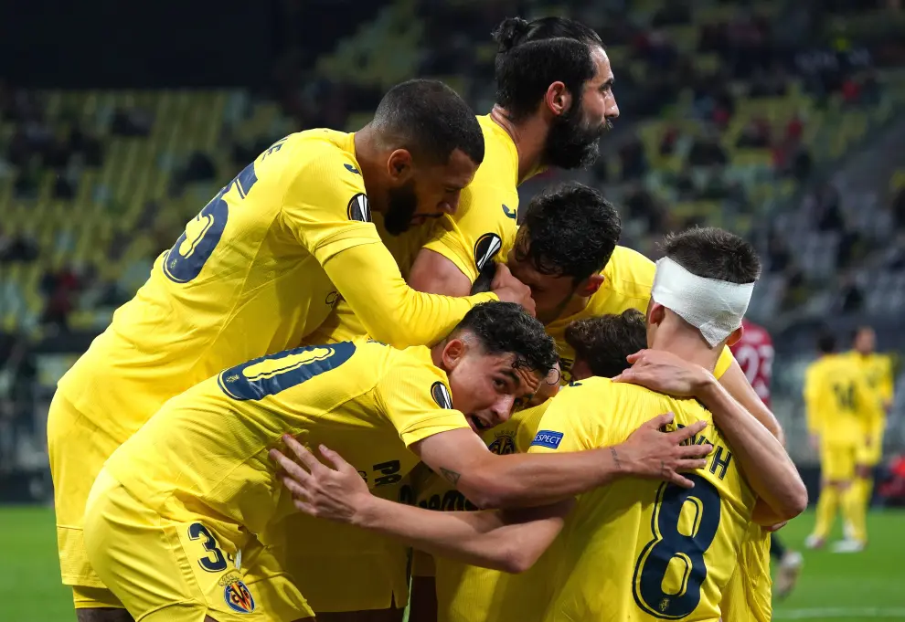 Gdansk (Poland), 26/05/2021.- Gerard Moreno (C) of Villarreal celebrates with teammates after scoring the 1-0 lead during the UEFA Europa League final soccer match between Villarreal CF and Manchester United in Gdansk, Poland, 26 May 2021. (Polonia) EFE/EPA/Janek Skarzynski / POOL Villarreal CF vs Manchester United