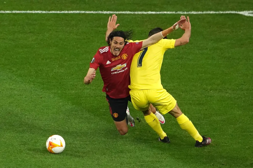 Gdansk (Poland), 26/05/2021.- Alfonso Pedraza (L) of Villarreal in action against Bruno Fernandes of Manchester United during the UEFA Europa League final soccer match between Villarreal CF and Manchester United in Gdansk, Poland, 26 May 2021. (Polonia) EFE/EPA/Maja Hitij / POOL Villarreal CF vs Manchester United