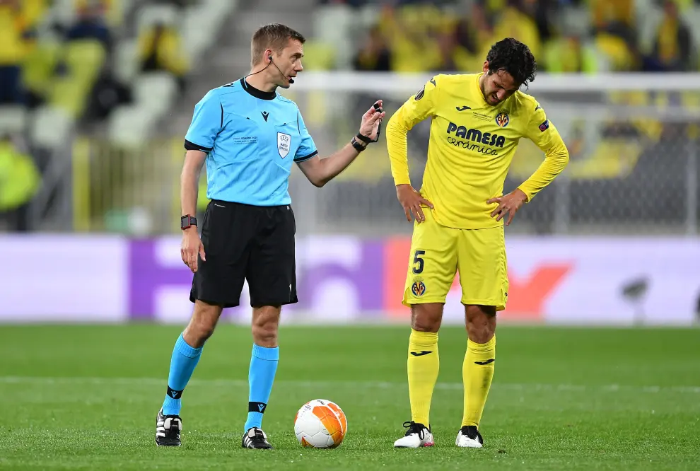 Gdansk (Poland), 26/05/2021.- Edinson Cavani of Manchester United (R) argues with French referee Clement Turpin during the UEFA Europa League final soccer match between Villarreal CF and Manchester United in Gdansk, Poland, 26 May 2021. (Polonia) EFE/EPA/Adam Warzawa / POOL Villarreal CF vs Manchester United