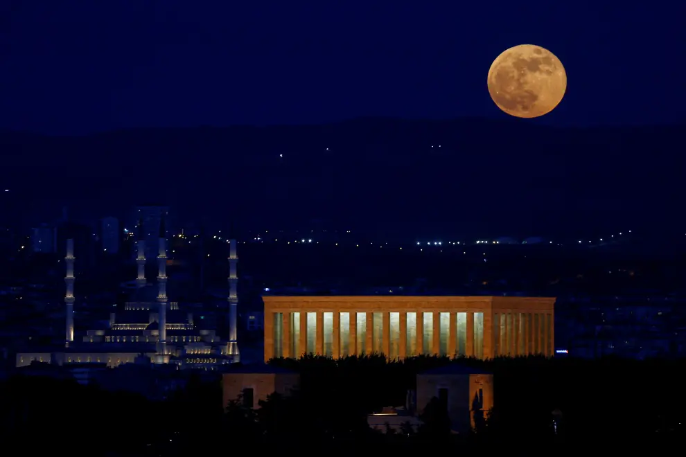 Superluna vista desde la Acrópolis de Atenas