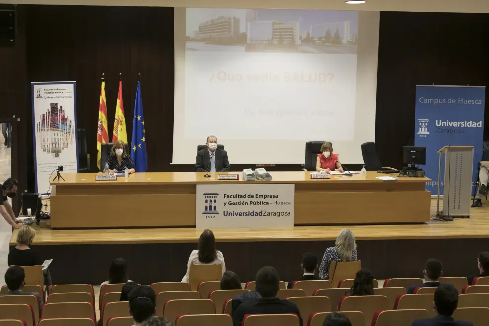 Ceremonia de graduación de Enfermería en el salón de actos de la Facultad de Empresa y Gestión Pública de Huesca.