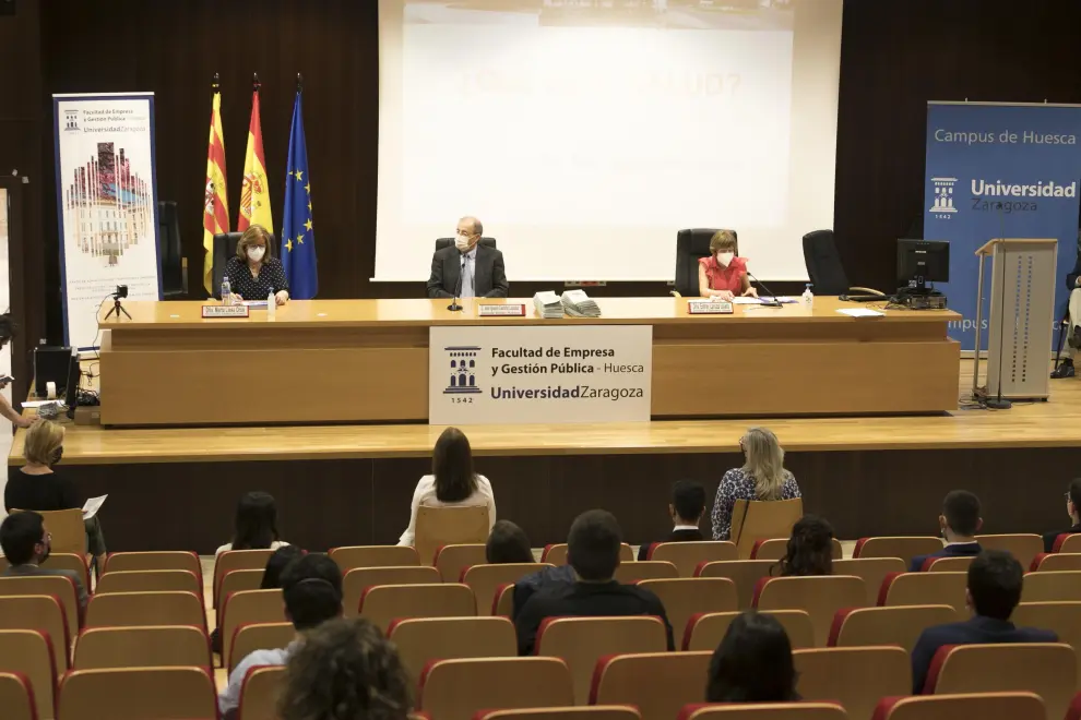 Ceremonia de graduación de Enfermería en el salón de actos de la Facultad de Empresa y Gestión Pública de Huesca.