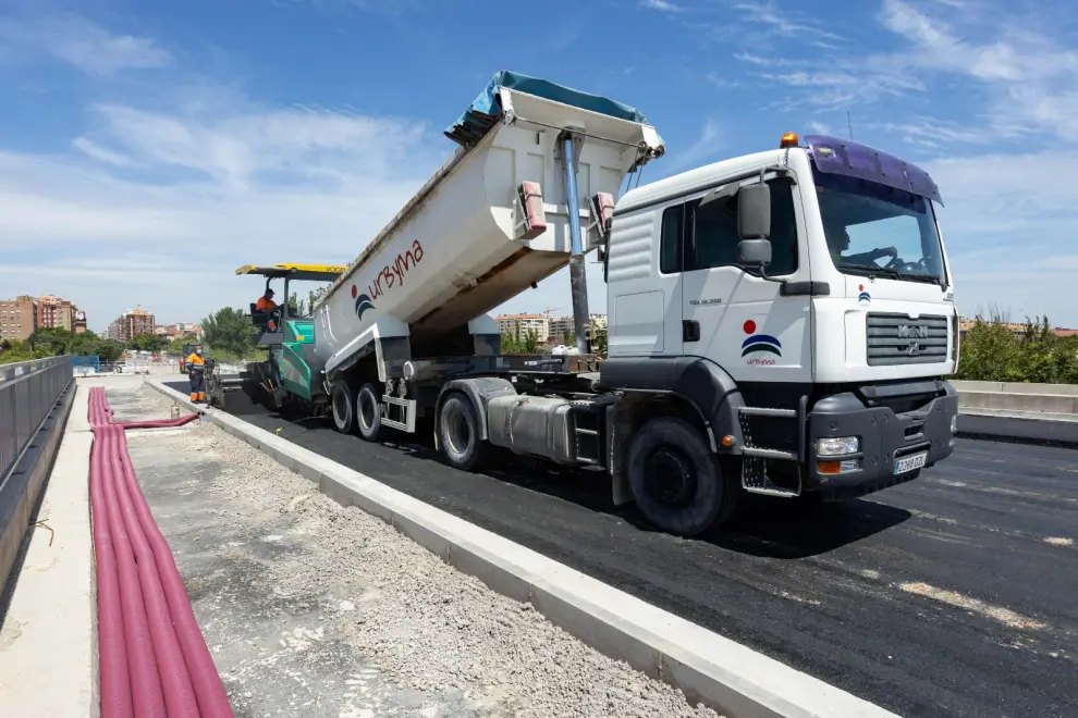 Las obras de asfaltado avanzan a buen ritmo en la avenida de Tenor Fleta de Zaragoza.