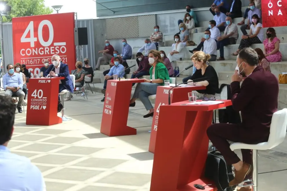 El PSOE avanza en Huesca las líneas maestras de su ponencia sobre despoblación en un acto en el exterior del Palacio de Congresos.