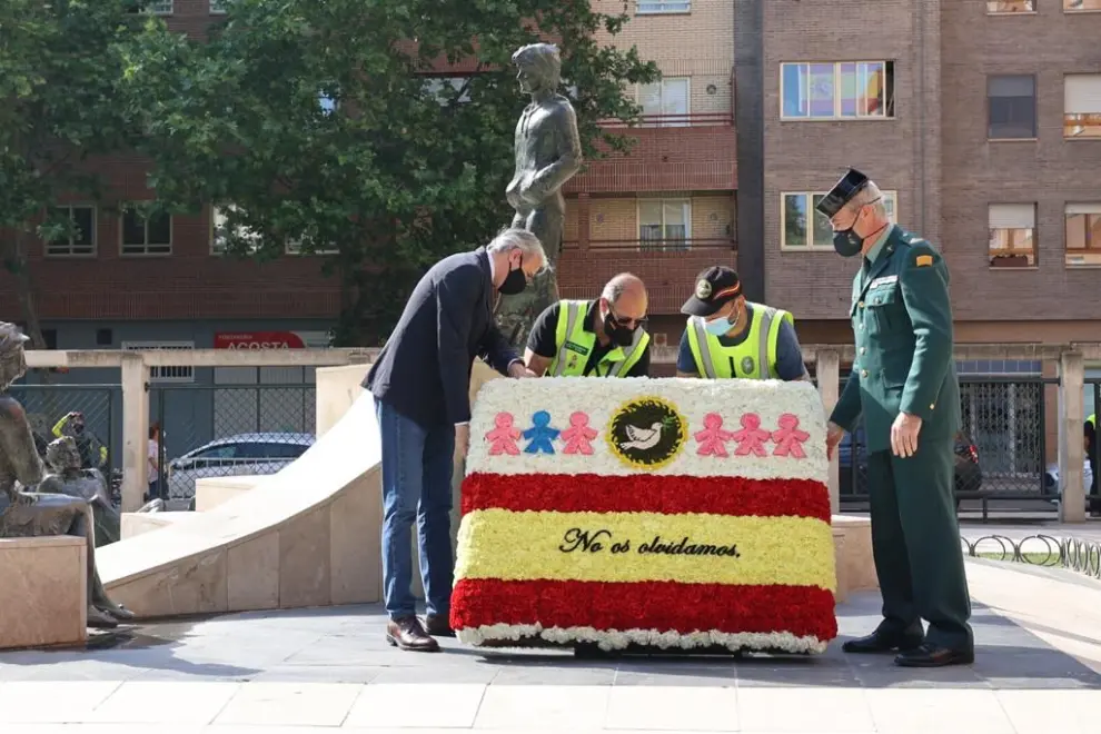 Ofrenda florar en recuerdo a las víctimas del atentado de la casa cuartel de Zaragoza.