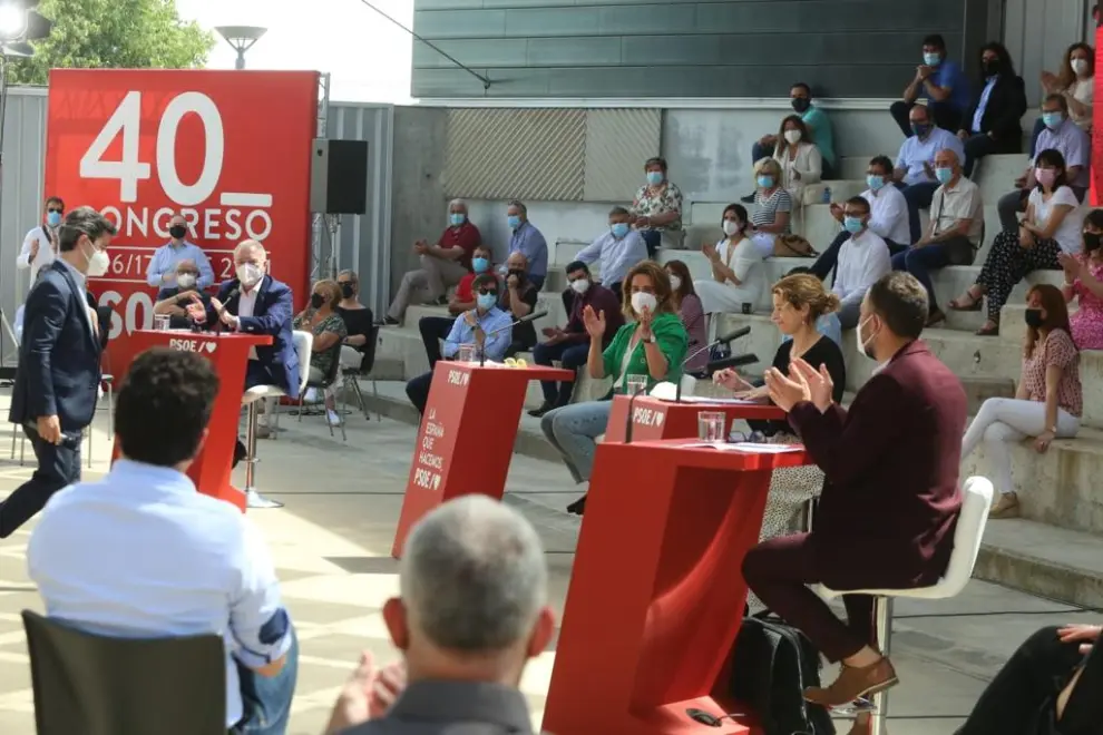 El PSOE avanza en Huesca las líneas maestras de su ponencia sobre despoblación en un acto en el exterior del Palacio de Congresos.