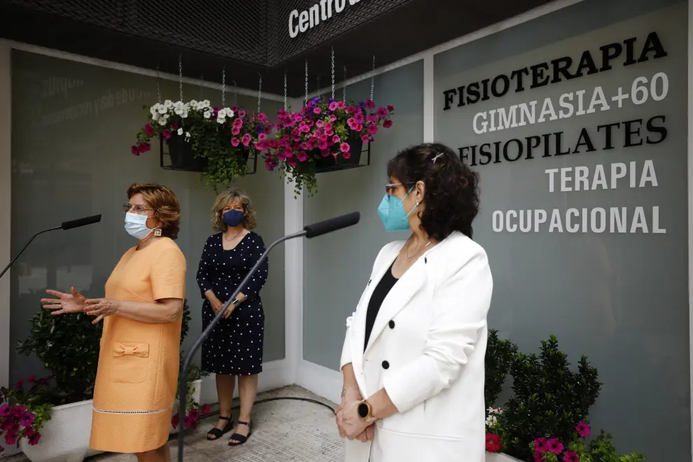 La consejera de Ciudadanía y Servicios Sociales, María Victoria Broto, ha visitado este lunes el centro de día Rehaplus de Zaragoza