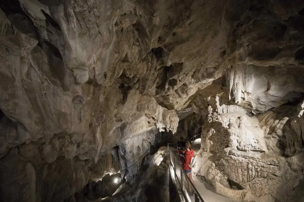 La Cueva de las Güixas y el monumento que recuerda a las brujas en Villanúa, Huesca