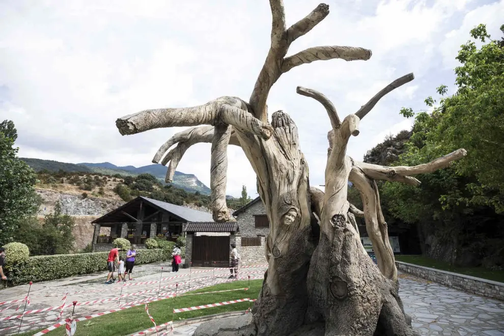 Monumento que recuerda a las brujas en Villanúa, Huesca