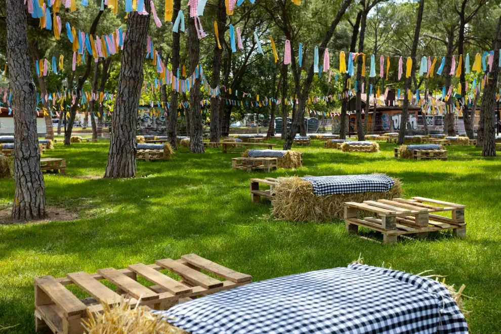 Preparativos del Festival ZGZ Florece en el parque Grande