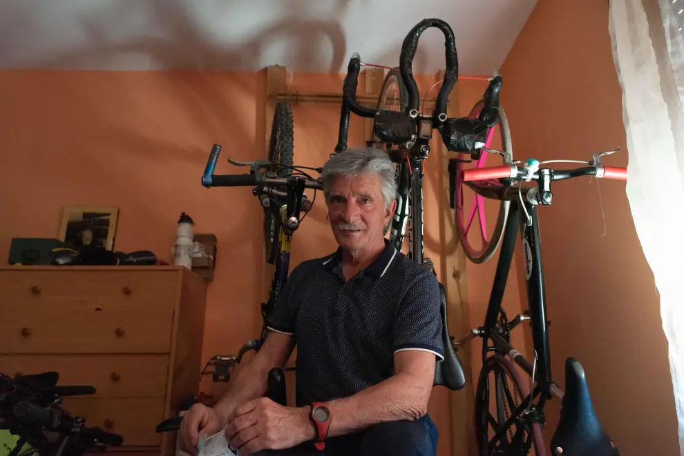 Víctor Barón almacena todas sus bicis en una habitación de su piso.