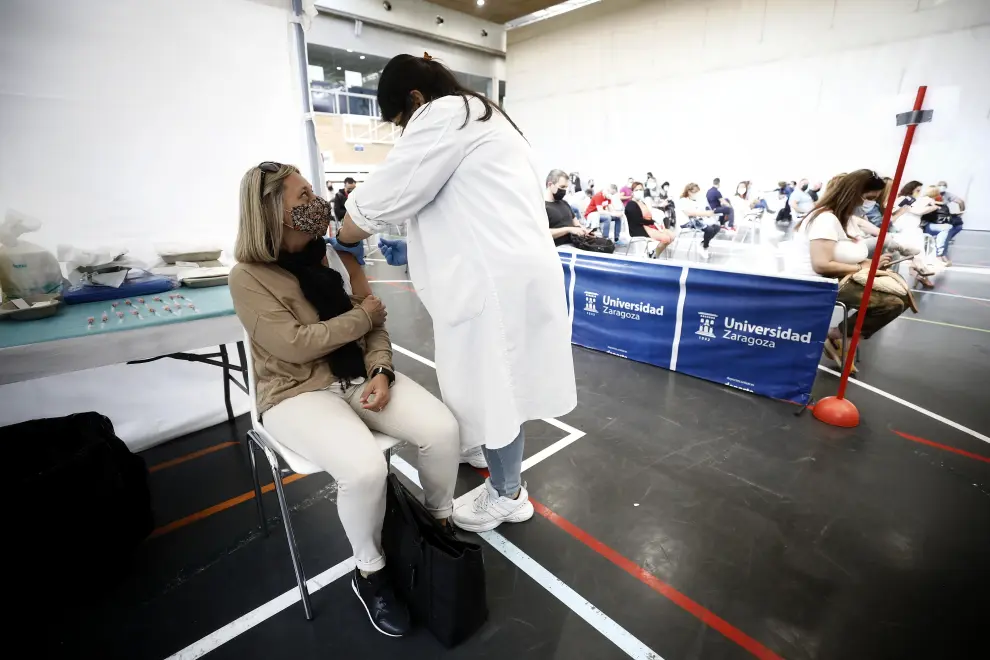 Vacunación masiva con Janssen en el polideportivo de la Universidad de Zaragoza.