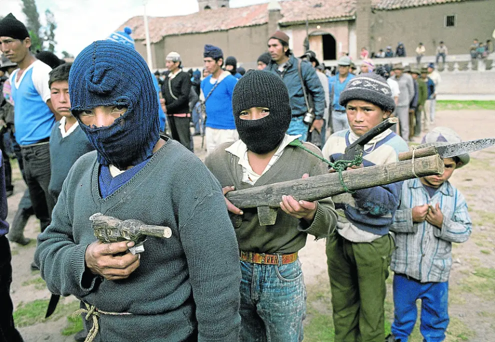 Niños militarizados por el ejército en Huamanguilla (Perú).