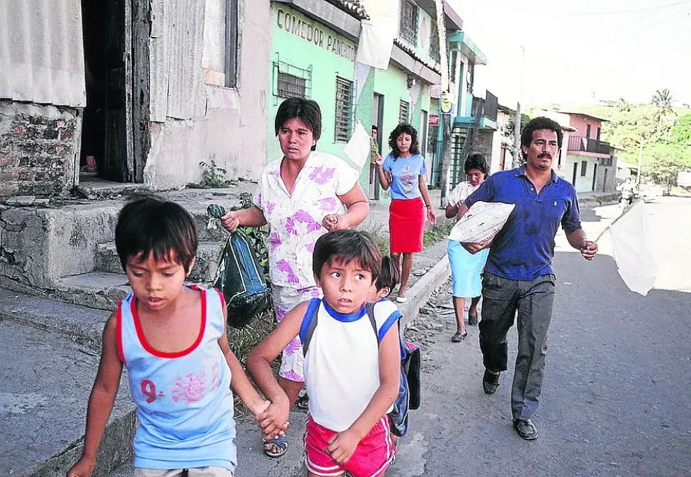 Una familia huye de una zona de enfrentamientos en Soyapango (El Salvador).