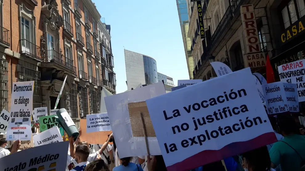 Apirantes a MIR aragoneses protestan en Madrid.