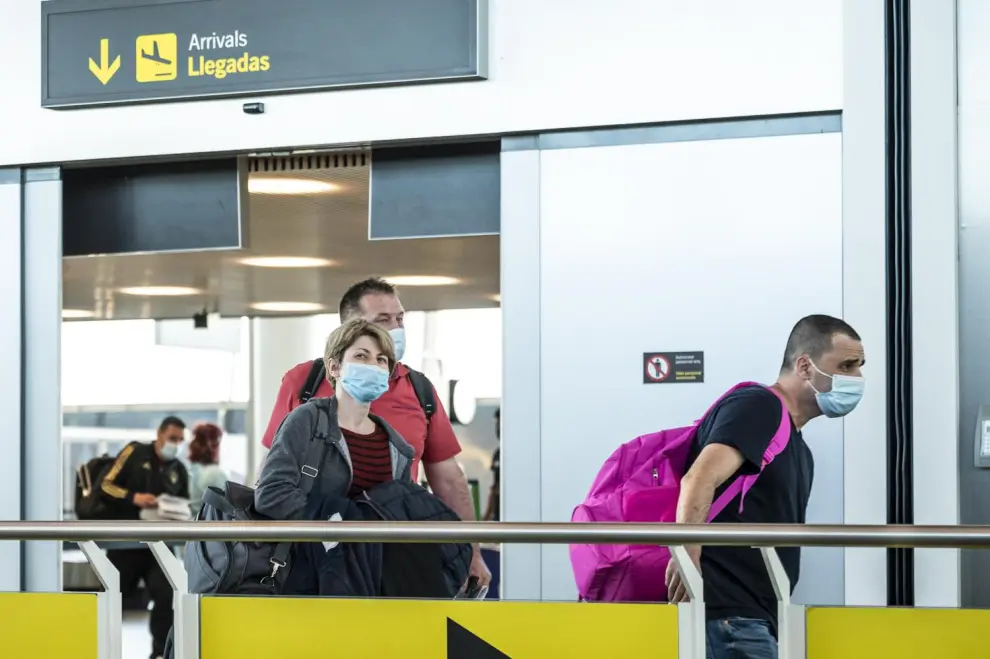 Llegada de pasajeros al aeropuerto de Zaragoza