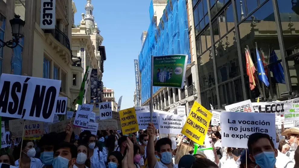 Apirantes a MIR aragoneses protestan en Madrid.