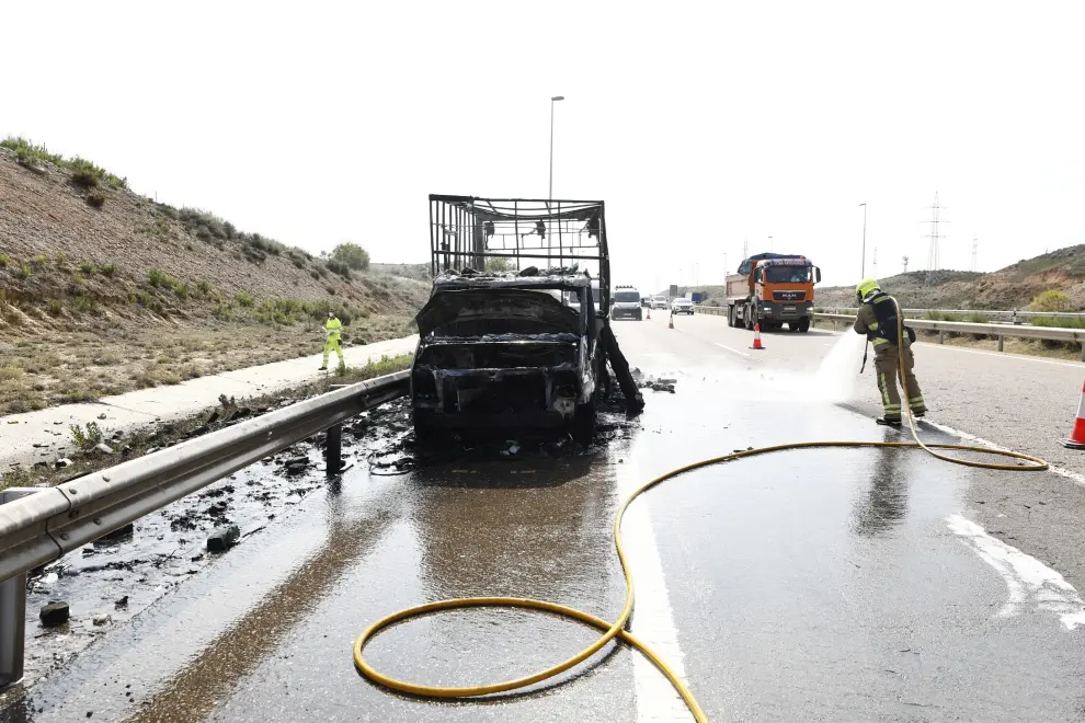 Un pequeño camión se ha prendido fuego en la Z-40, a la altura la Fuente de la Junquera, sin que se conozcan las causas todavía. El vehículo ha quedado completamente destrozado.