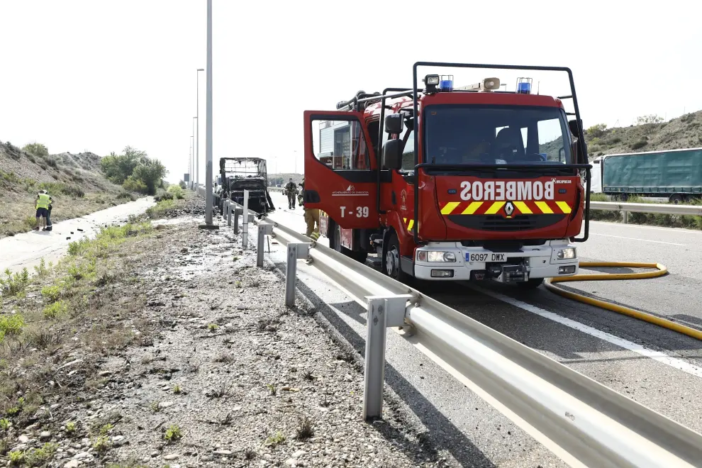 Un pequeño camión se ha prendido fuego en la Z-40, a la altura la Fuente de la Junquera, sin que se conozcan las causas todavía. El vehículo ha quedado completamente destrozado.