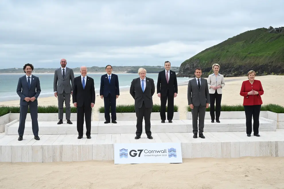 Carbis Bay (United Kingdom), 11/06/2021.- Britain's Prime Minister Boris Johnson (2-R) and his spouse Carrie Johnson (R) welcome France's President Emmanuel Macron (2-L) and his spouse Brigitte Macron (L) during the G7 summit in Carbis Bay, Cornwall, Britain, 11 June 2021. (Francia, Reino Unido) EFE/EPA/PHIL NOBLE / POOL G7 summit in Cornwall