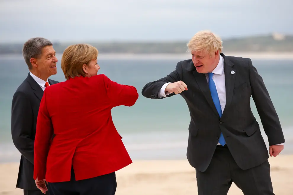 Britains Prime Minister Boris Johnson and his spouse Carrie Johnson greet European Commission President Ursula von der Leyen and her husband Heiko von der Leyen, during the G7 summit in Carbis Bay, Cornwall, Britain, June 11, 2021. REUTERS/Phil Noble/Pool[[[REUTERS VOCENTO]]] G7-SUMMIT/