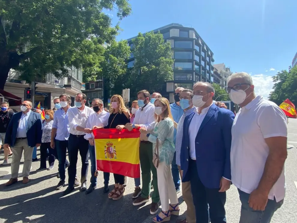 Representantes políticos aragoneses del PP en la manifestación de Colón.