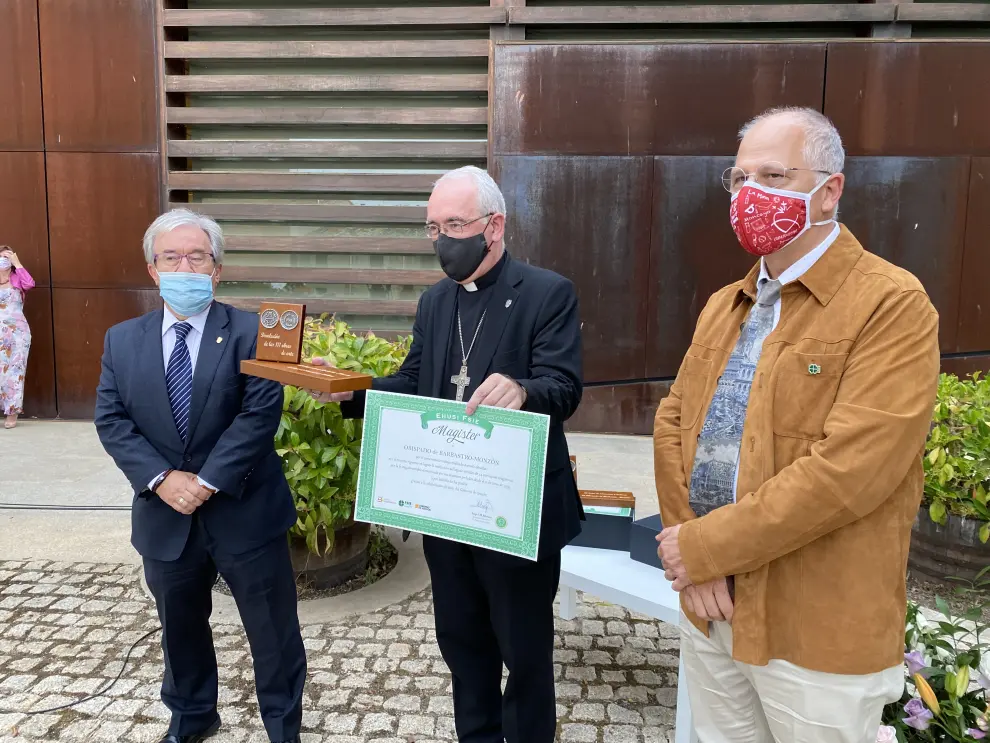 El Gobierno de Aragón y el Obispado de Barbastro-Monzón reciben el premio Magister por su trabajo conjunto para la devolución de los bienes