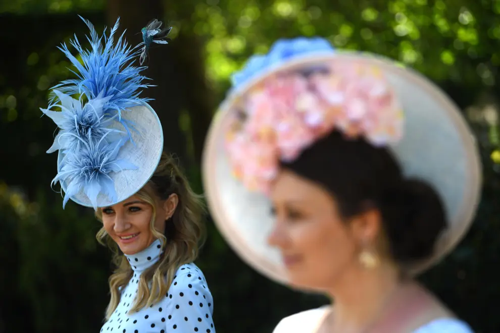 Ascot (United Kingdom), 16/06/2021.- Women in decorative hats as they attend day two of Royal Ascot, in Ascot, Britain, 16 June 2021. Royal Ascot is Britain's most valuable horse race meeting and social event, running daily from 15 to 19 June 2021. (Reino Unido) EFE/EPA/NEIL HALL Royal Ascot
