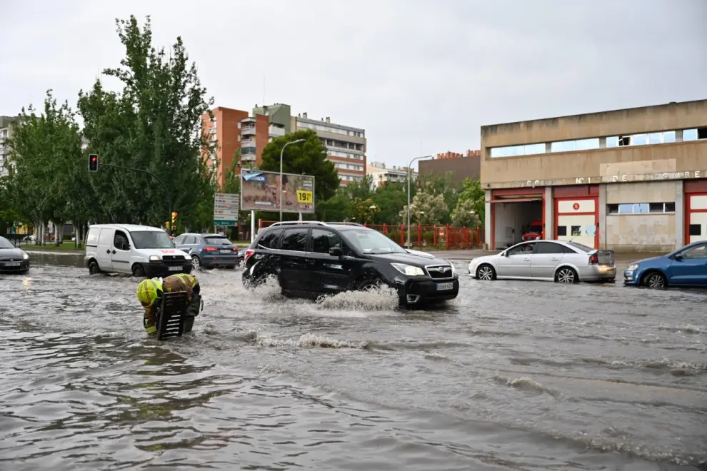 Afecciones de la tormenta en la calle Broto de Zaragoza