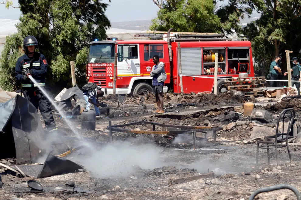 Arden al menos 80 chabolas en Mijas, Málaga