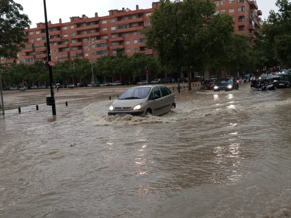 Calles inundadas por la tormenta junto a la estación del Norte de Zaragoza