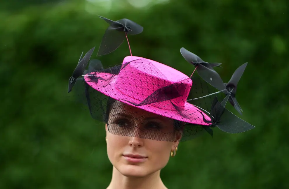 Ascot (United Kingdom), 17/06/2021.- Race-goers wear decorative hats as they attend day three of Royal Ascot in Ascot, Britain, 17 June 2021. Royal Ascot is Britain's most valuable horse race meeting and social event running daily from 15 to 19 June 2019. (Reino Unido) EFE/EPA/NEIL HALL Royal Ascot
