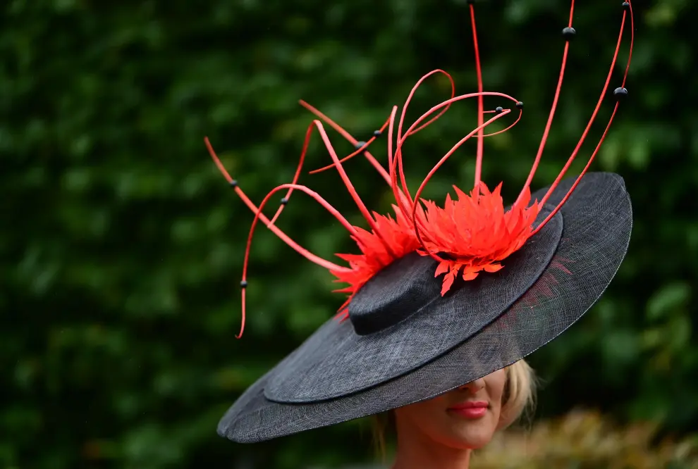 Ascot (United Kingdom), 17/06/2021.- A race-goer wearing a decorative hat attends day three of Royal Ascot in Ascot, Britain, 17 June 2021. Royal Ascot is Britain's most valuable horse race meeting and social event running daily from 15 to 19 June 2019. (Reino Unido) EFE/EPA/NEIL HALL Royal Ascot