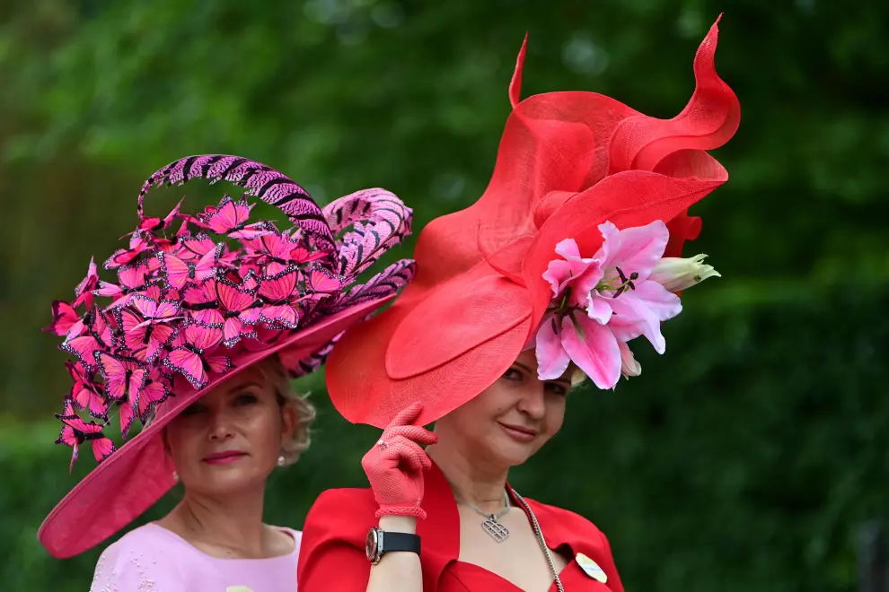 Ascot (United Kingdom), 17/06/2021.- Race-goers wear decorative hats under umbrellas as they attend day three of Royal Ascot in Ascot, Britain, 17 June 2021. Royal Ascot is Britain's most valuable horse race meeting and social event running daily from 15 to 19 June 2019. (Reino Unido) EFE/EPA/NEIL HALL Royal Ascot