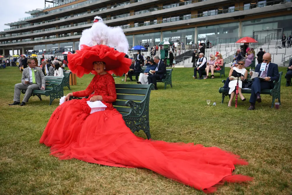 Horse Racing - Royal Ascot - Ascot Racecourse, Ascot, Britain - June 17, 2021  Racegoers react during the 15:05 Hampton Court Stakes Action Images via Reuters/Andrew Boyers[[[REUTERS VOCENTO]]] HORSERACING-ASCOT/
