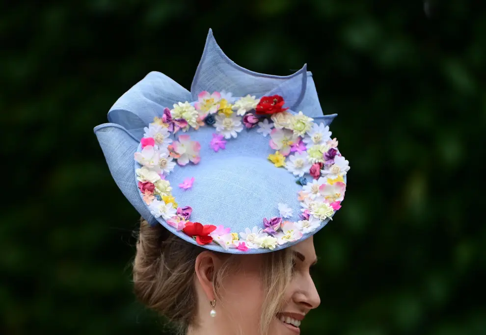 Ascot (United Kingdom), 19/06/2021.- Race-goers in decorative hats attend day five of Royal Ascot in Ascot, Britain, 19 June 2021. Royal Ascot is Britain's most valuable horse race meeting and social event running daily from 15 to 19 June 2021. (Reino Unido) EFE/EPA/NEIL HALL Royal Ascot